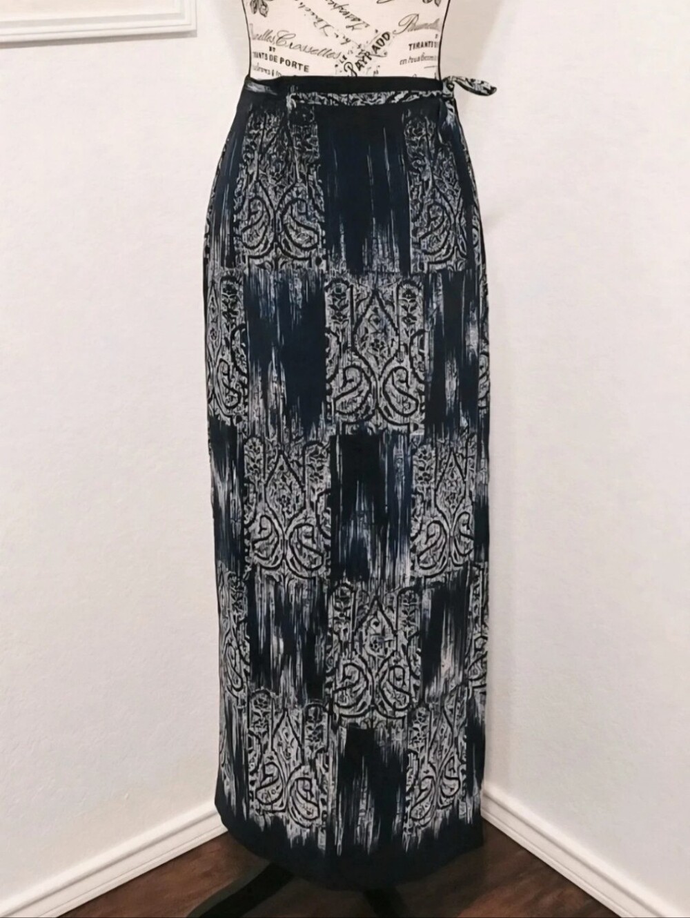 Vintage 90s 100% Silk Wrap Skirt Ellen Tracy Company Size 12 Navy Ikat Design